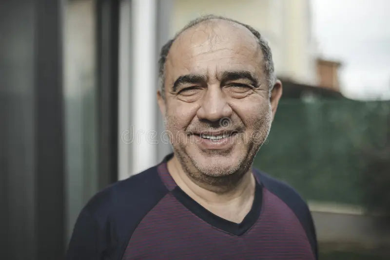 files/retrato-real-de-hombre-anos-feliz-y-cansado-medio-oriente-mirando-la-camara-foco-selectivo-personas-reales-al-aire-libre-245216586.webp